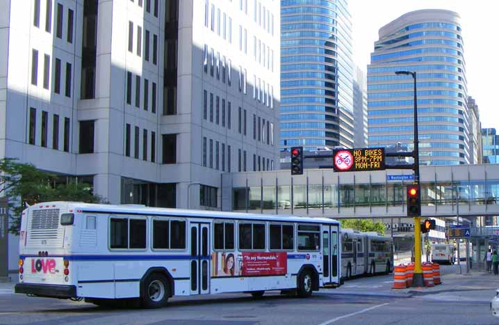 Metro Transit Gillig Phantom 675